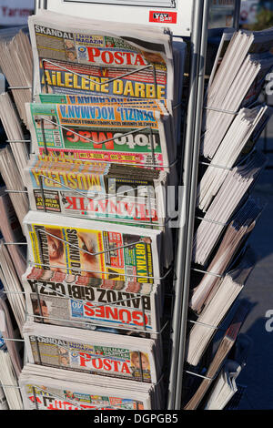 Tageszeitungen in Zeitungsständer, Istanbul, Türkei, Europa, PublicGround Stockfoto