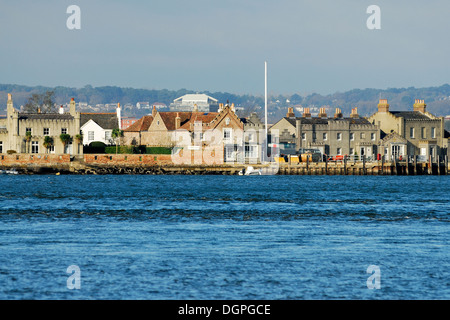 Ein Blick auf einige der Gebäude auf Brownsea Island im Hafen von Poole Dorset UK Stockfoto