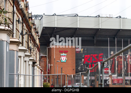 Mit Brettern vernagelt Häuser in Venmore Straße, in der Nähe von Liverpool FC Kop Ende gefeiert. Anfield Road, Liverpool. Stockfoto