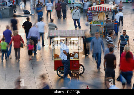 Straßenhändler mit Wagen verkaufen Gebäck, Eminönü, Istanbul, europäische Seite, Türkei, Europa, PublicGround Stockfoto