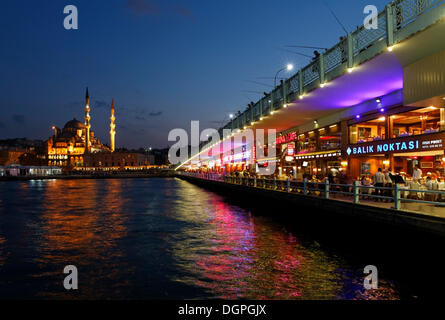 Neue Moschee, Yeni Cami im Stadtteil Eminoenue, Galata-Brücke, Goldenes Horn, Istanbul, Europäische Side, Türkei, Europa Stockfoto