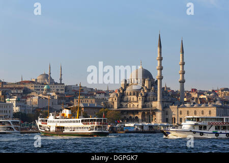 Neue Moschee, Yeni Cami, Eminoenue Fährhafen, goldene Horn, die Nuruosmaniye Moschee auf der Rückseite auf der linken Seite, Istanbul Stockfoto