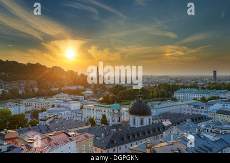 Blick auf Kirche Dreifaltigkeitskirche und im vom Kapuzinerberg Berg, Augustinerkirche Kirche am Mirabellgarten park Stockfoto