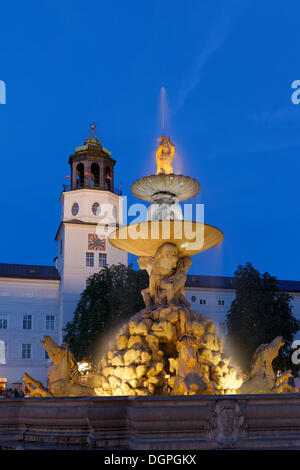 Residenzbrunnen, Residenz Brunnen, Neue Residenz, neue Residenz mit der Salzburger Glockenspiel, Glockenspiel, Residenzplatz quadratisch Stockfoto