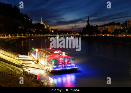 Salzach-Insel-Bar, schwimmende Bar an der Salzach, St. Augustine Church in Mülln, links, Salzburg, Austria, Europe Stockfoto