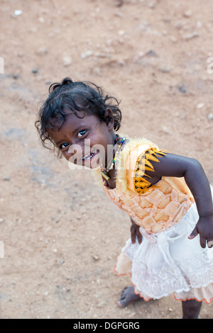 Glücklich niedrigere Kaste Säugling Inderin lachen.  Andhra Pradesh, Indien Stockfoto