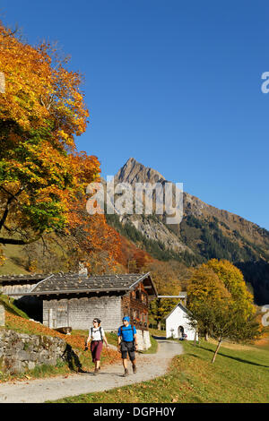 Gerstruben mit Hoefats Berg im Herbst, Oberstdorf, Oberallgäu, Allgäu, Allgäuer Alpen, Schwaben, Bayern, Deutschland Stockfoto