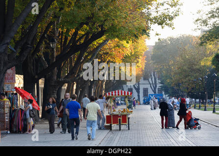 Fußgänger an der Hippodrom oder bei Meydani-Platz, Istanbul, europäische Seite, Provinz Istanbul, Türkei, europäische Seite Stockfoto