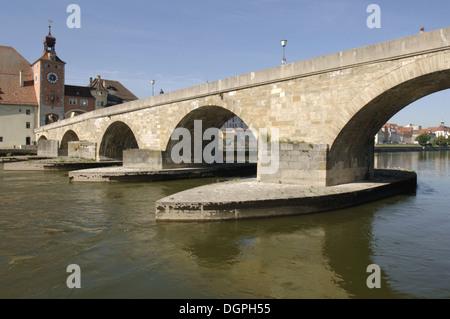 deutsche Stadt Regensburg mit alte steinerne Brücke Stockfoto