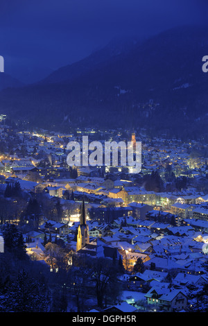 deutsche Stadt Garmisch im Winter nachts Stockfoto