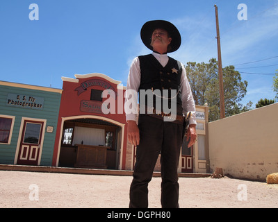 Verschiedene Zeichen (Wyatt Earp hier abgebildet) und theatralische Sätze neu der amerikanischen Old West in Tombstone, Arizona, USA Stockfoto