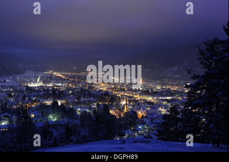 deutsche Stadt Garmisch im Winter nachts Stockfoto