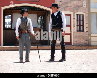 Akteure, die Darstellung von Doc Holliday und Wyatt Earp in einer Nachbildung der Schießerei am O.K. Corral in Tombstone, Arizona, USA Stockfoto