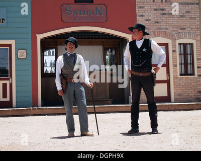 Akteure, die Darstellung von Doc Holliday und Wyatt Earp in einer Nachbildung der Schießerei am O.K. Corral in Tombstone, Arizona, USA Stockfoto