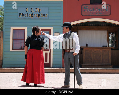 Akteure, die Darstellung von Big Nose Kate und Doc Holliday in einer Nachbildung der Schießerei am O.K. Corral in Tombstone, Arizona, USA Stockfoto