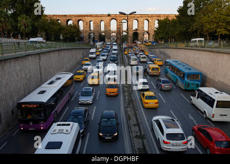 Valens-Aquädukt, Atatürk Bulvari, Saraçhane District, Fatih, Istanbul, europäische Seite, Provinz Istanbul, Türkei, europäische Seite Stockfoto