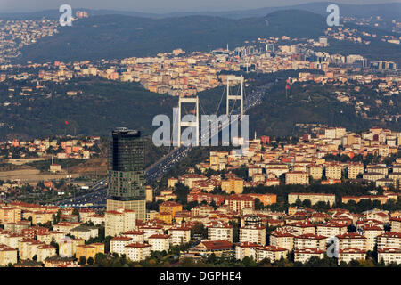 Fatih Sultan Mehmet-Brücke oder 2. Bosporus-Brücke, Blick vom Istanbul Sapphire, Levent, Besiktas Istanbul, europäische Seite Stockfoto