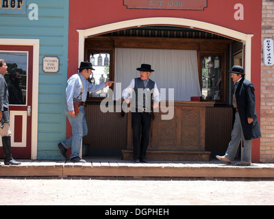 Akteure, die Darstellung von Virgil Earp, Doc Holliday und Outlaws in einer Nachbildung der Schießerei am O.K. Corral in Tombstone, Arizona USA Stockfoto