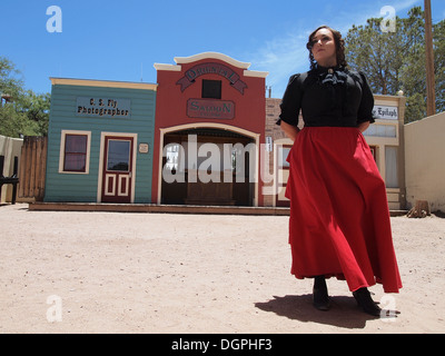 Schauspielerin porträtiert Big Nose Kate in einer Nachbildung der Schießerei am O.K. Corral in Tombstone, Arizona, USA Stockfoto