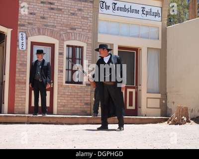 Akteure, die Darstellung von Brüdern Virgil Earp und Wyatt Earp in einer Nachbildung der Schießerei am O.K. Corral in Tombstone, Arizona, USA Stockfoto