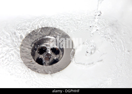 Wasser in ein Waschbecken zu verschwenden Stockfoto