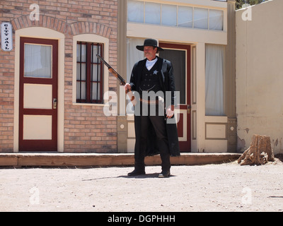 Schauspieler, die Darstellung von Wyatt Earp in einer Nachbildung der Schießerei am O.K. Corral in Tombstone, Arizona, USA Stockfoto