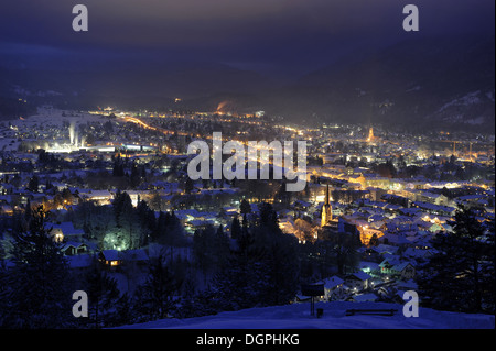 deutsche Stadt Garmisch im Winter nachts Stockfoto