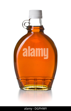 Ahornsirup in Glasflasche auf weißem Hintergrund Stockfoto