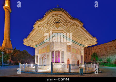 Brunnen des Sultans Ahmed III oder III. Ahmet Çeşmesi an der Pforte des Topkapi-Palastes, Minarett der Hagia Sophia, Sultanahmet Stockfoto