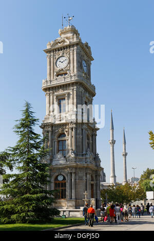 Uhrturm von Dolmabahçe vor Dolmabahçe-Moschee, Beşiktaş Istanbul, Istanbul, europäische Seite, Provinz Istanbul, Türkei Stockfoto