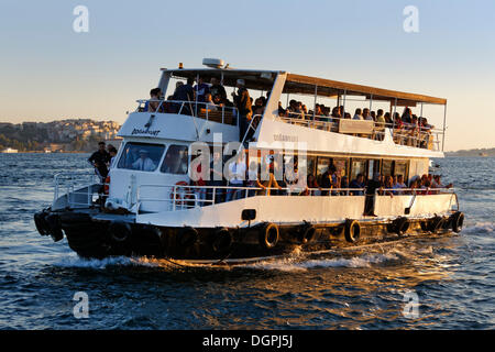 Passagierschiff auf dem Bosporus, Blick vom Bosporus, Ortaköy, Besiktas, Istanbul, Ortaköy, Provinz Istanbul, Türkei Stockfoto