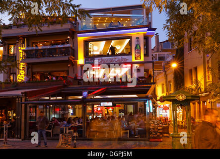 Beleuchteten Restaurants am Abend, Ortaköy, Besiktas, Istanbul, Provinz Istanbul, Türkei Stockfoto