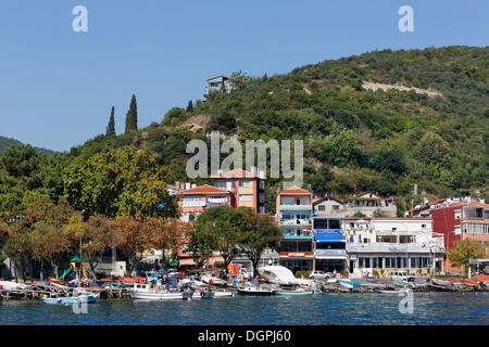 Dorf von Rumeli Kavagi mit den Bosporus oder Bosporus, Bosporus, Rumeli Kavagi, Sariyer, Istanbul, europäische Seite Stockfoto