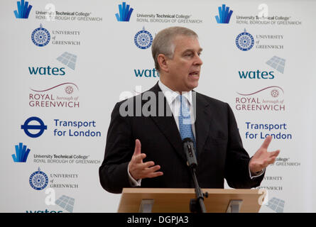 Greenwich London, 24. Oktober 2013 Vereinigtes Königreich. HRH Prinz Andrew The Duke of York eröffnet ein neues Technikum an der technischen Universität in Royal Borough of Greenwich die Ingenieur- und Fähigkeiten für 14-18 Jahre zur Verfügung stellt, die alte Schüler/-innen sollen ihre Berufsaussichten zu verbessern. Er kam vom Londoner Bürgermeister Boris Johnson und Cllr Chris Roberts und Herrn Baker Gründer des Baker Dearin Trust Stockfoto