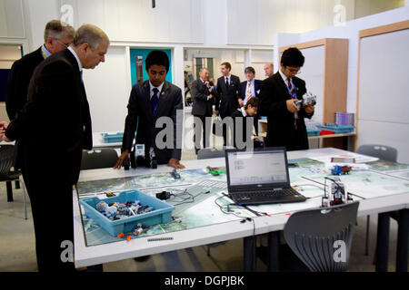 Greenwich London, 24. Oktober 2013 Vereinigtes Königreich. HRH Prinz Andrew The Duke of York eröffnet ein neues Technikum an der technischen Universität in Royal Borough of Greenwich die Ingenieur- und Fähigkeiten für 14-18 Jahre zur Verfügung stellt, die alte Schüler/-innen sollen ihre Berufsaussichten zu verbessern. Er kam vom Londoner Bürgermeister Boris Johnson und Cllr Chris Roberts und Herrn Baker Gründer des Baker Dearin Trust Stockfoto