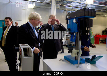 Greenwich London, UK. 24. Oktober 2013. Prinz Andrew setzt auf Schutzbrille bei der Eröffnung einer neuen technischen Schule. HRH Prinz Andrew The Duke of York eröffnet ein neues Technikum an der technischen Universität in Royal Borough of Greenwich die Ingenieur- und Fähigkeiten für 14-18 Jahre zur Verfügung stellt, die alte Schüler/-innen sollen ihre Berufsaussichten zu verbessern. Er kam vom Londoner Bürgermeister Boris Johnson und Cllr Chris Roberts und Herrn Baker Gründer des Baker Dearin Trust Stockfoto