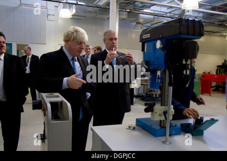 Greenwich London, UK. 24. Oktober 2013. Prinz Andrew setzt auf Schutzbrille bei der Eröffnung einer neuen technischen Schule. HRH Prinz Andrew The Duke of York eröffnet ein neues Technikum an der technischen Universität in Royal Borough of Greenwich die Ingenieur- und Fähigkeiten für 14-18 Jahre zur Verfügung stellt, die alte Schüler/-innen sollen ihre Berufsaussichten zu verbessern. Er kam vom Londoner Bürgermeister Boris Johnson und Cllr Chris Roberts und Herrn Baker Gründer des Baker Dearin Trust Stockfoto