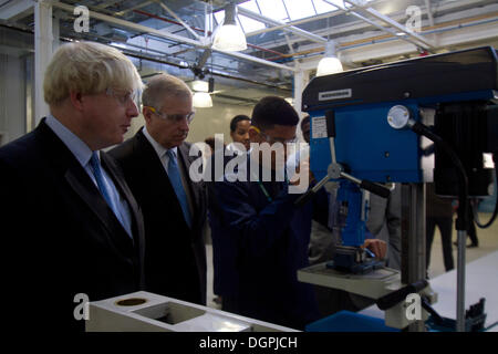 Greenwich London, UK. 24. Oktober 2013. Boris Johnson und Prinz Andrew beobachten ein Student eine Maschine bei der Eröffnung einer neuen technischen Schule betreiben. HRH Prinz Andrew The Duke of York eröffnet ein neues Technikum an der technischen Universität in Royal Borough of Greenwich die Ingenieur- und Fähigkeiten für 14-18 Jahre zur Verfügung stellt, die alte Schüler/-innen sollen ihre Berufsaussichten zu verbessern. Er kam vom Londoner Bürgermeister Boris Johnson und Cllr Chris Roberts und Herrn Baker Gründer des Baker Dearin Trust Stockfoto