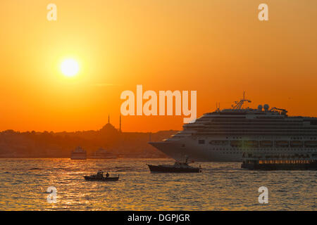 Abend Stimmung, Kreuzfahrtschiff, Costa Favolosa, am Bosporus, vor der Fatih-Moschee, von Ueskuedar, Bosporus, Üsküdar gesehen Stockfoto