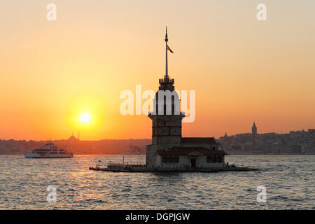 Abendstimmung, Jungfernturm oder Leander Turm, Kız Kulesi, im Bosporus, Bosporus, Üsküdar, Istanbul Stockfoto