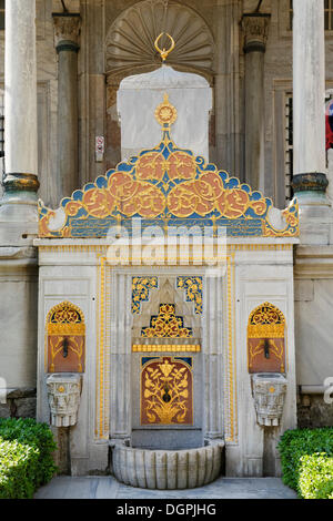 Marmor Brunnen vor der Bibliothek, dritten Burghof, Topkapi-Palast, Topkapı Sarayı, Topkapi Sarayi, Sultanahmet Stockfoto