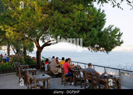 Teegarten im Gülhane-Park mit Blick auf den Bosporus, Sarayburnu, Istanbul, europäische Seite, Provinz Istanbul, Türkei Stockfoto