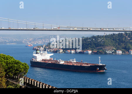 Fatih Sultan Mehmet-Brücke oder 2. Bosporus-Brücke, Tanker am Bosporus, Blick vom Rumelihisarı oder westrumelischen Schloss Stockfoto