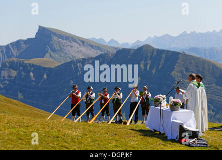 Berg-Masse während eines Treffens der Alphornbläser, Diedamskopf, Schoppernau, Bregenzerwald, Bregenzer Wald, Vorarlberg, Österreich Stockfoto