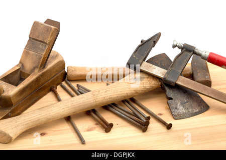 alten benutzten Werkzeuge auf dem Schreibtisch aus Holz Stockfoto