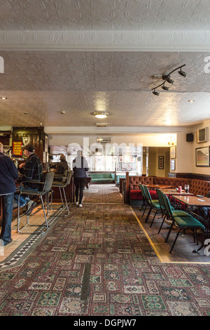 Kunden in der Schamgegend Parkhaus gegenüber der Kop, Anfield Road, Liverpool, UK. Das Gebiet ist für die Sanierung von LFC vorgesehen. Stockfoto