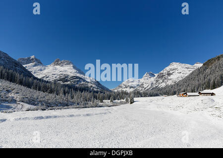 Winterlandschaft mit Pfaffeneck Berg, links, und Poengertlekopf Berg, Lechquellengebirge, unteren Älpele, Zugertal, Lech Stockfoto