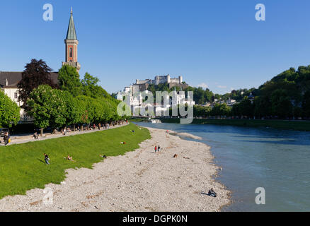 Blick von der Muellnersteg-Brücke über die Salzach in Richtung der Altstadt mit Evangelische Christuskirche auf der Stockfoto