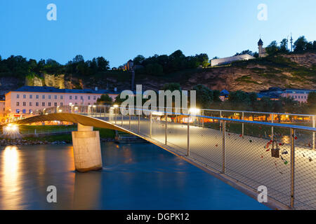 Makartsteg Brige Übergang über die Salzach, Mönchsberg Berg auf der Rückseite, Salzburg, Salzburger Land, Österreich Stockfoto