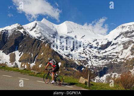 Glockner Gruppe mit Sonnenwelleck Berg und Fuschlkarkopf Berg, Radfahrer auf der Großglockner Hochalpenstraße Stockfoto
